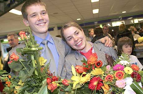 A magyar csapat sikerembereit, Knoch Viktort és Huszár Erikát hatalmas virágcsokrokkal fogadták hazaérkezésükkor A magyar csapat sikerembereit, Knoch Viktort és Huszár Erikát hatalmas virágcsokrokkal fogadták hazaérkezésükkor