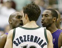 A hét technikait hozó meccsen éppen Payton és Bryant fenyíti Szczerbiakot