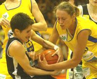 A szolnokiak állták a szavukat: ahogy Farmeren (jobbra) is látszik, minden labdáért megharcoltak, és kiegyenlítették a hátrányukat (Fotó: Czagány Balázs)