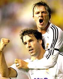 A Ruud van Nistelrooy nyakában örülô David Beckham amerikai levezetés kedvéért hagyta el a profi futball világát