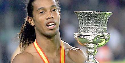 Ronaldinho két hónappal a bajnoki trófea után a Szuperkupát is felemelhette (Fotó: Reuters/Albert Gea)