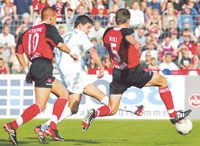 A nyáron klubot váltó Michael Ballack (fehérben) bajnoki mérkôzésen elôször duplázott a listavezetô Bayern Münchenben