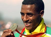 Kenenisa Bekele jelentôs aranygyűjteményének negyedik darabjával büszkélkedik (Fotó: Reuters/Dominique Favre)