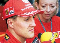 Ha Michael Schumacher tesztel vagy versenyez, Sabine Kehm minden lépését követi