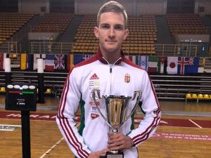 Andrásfi Tibor és a heraklioni világkupa-verseny bronzérmesének járó trófea
