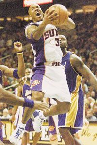 Stephon Marbury mostantól nem a Suns mezében harcol