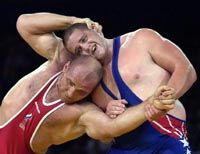 A sors furcsa fintora, hogy Sydneyben nem jött össze Alekszandr Karelin (balra) negyedik olimpiai aranyérme