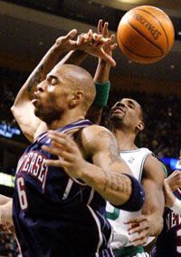 Ezt elszúrtam &#8211; sugallja Kenyon Martin (6). Én is&#8230; &#8211; így a bostoni Mark Blount