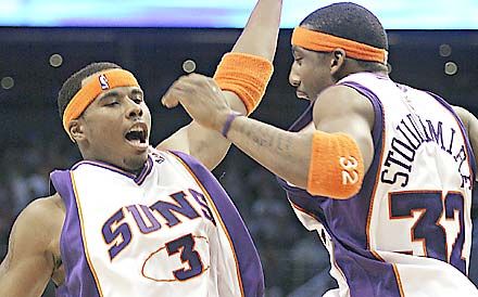 Quentin Richardson (balra) és Amare Stoudemire köszönti egymást (fotók: Reuters)