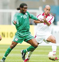 Talán a nigériai Okocha (balról) is fellép majd az African Star ellen