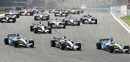 A rajt után Fisichella (jobbra) be tudott vágni Räikkönen elé, Alonso (balra) azonban mögötte maradt (fotók: Reuters)