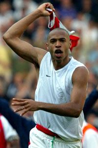 Henry minden fronton tarolt