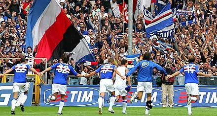 A Sampdoria játékosai együtt ünnepelték a szurkolókkal a Milan elleni sikert, illetve a csapat idénybeli második diadalát