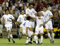 A görög játékosok így ünnepelték, hogy megfosztották veretlenségétôl a 6. csoportot vezetô spanyol nemzeti tizenegyet