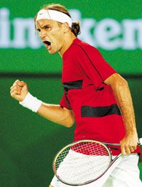 Roger Federer (képünkön) mindent kiadott magából: az elveszített elsô játszma után esélyt sem adott Lleyton Hewittnak