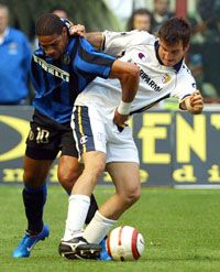 Adriano (balra) szabadrúgás után szerzett gólja még nagyon sokat érhet az Internek