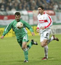 Tököli Meira mellett bűvöli a labdát. A kapuba sajnos nem tudta bebűvölni...