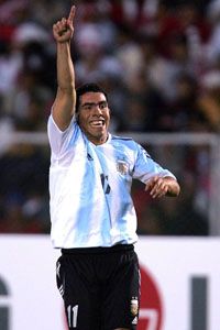 Carlos Tévez Argentínát olimpiai bajnoki címhez, a Boca Juniorst pedig Copa Sudamericana-diadalhoz segítette 2004-ben