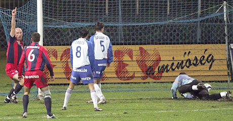 A hálóban a labda, Kuttor Attila (balra) ünnepel, MTK részrôl ezt a szituációt vitatták, mondván, a fehérvári játékos lesrôl lôtt