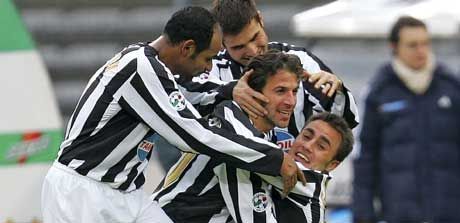 Az ünneplô Juve-játékosokat aligha zavarta, hogy Del Piero (jobbról a második) a gólja elôtt lesen állt