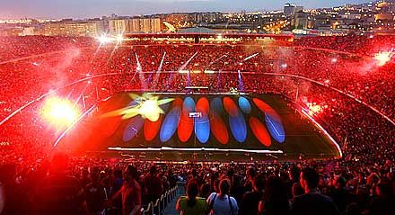 Gyönyörű volt vasárnap este a barcelonai Nou Camp (fotók: Reuters)