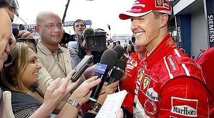 Michael Schumacher (jobbra) jókedvűen nyilatkozott egész nap (fotó: Reuters)KATTINTSON A KÉPRE, ÉS TEKINTSE MEG FOTÓGALÉRIÁNKAT!