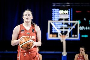 Ezúttal nem jöttek Dombai Réka triplái Forrás: FIBA