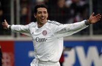 A Leverkusen ellen fejjel duplázó Roy Makaay a harminckettedik tétmérkôzésén a huszonkettedik és a huszonharmadik gólját szerezte a Bayern München mezében