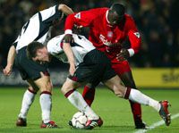 Heskeynek (sötét mezben) és társainak nem hagytak szabad teret a Fulham játékosai (Fotó: REUTERS/STEPHEN HIRD)