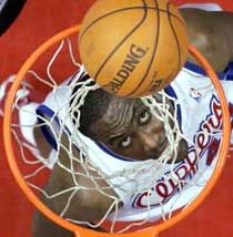 Elton Brand (LA Clippers) többször is a gy?r?be szuggerálta a labdát