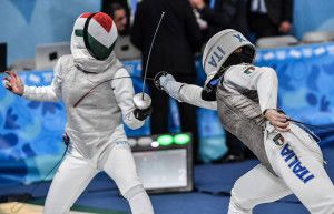 Zsoldosi Karolina (balra) a nyolcaddöntőben búcsúzott a Buenos Aires-i ifjúsági olimpián Forrás: FIE