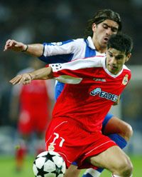 Ricardo Carvalho (hátul) és Valerón párbaja sorsdöntô lehet a Bajnokok Ligája elôdöntôjének visszavágóján