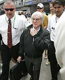 Bernie Ecclestone (középen) nem gondolta volna, hogy 74 éves fejjel ilyet kell megérnie