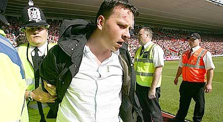 Rendőrök vezetnek el egy tiltakozó Manchester United-szurkolót a Southampton elleni bajnoki mérkőzésen (fotók: Reuters)