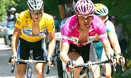 Itt még együtt haladt Lance Armstrong (balra) és Jan Ullrich (középen), később az amerikai faképnél hagyta német vetélytársát