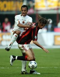 Maldini (jobbra) kihagyja az Eb-t, de a Milannal még érhet el sikereket Maldini (jobbra) kihagyja az Eb-t, de a Milannal még érhet el sikereket