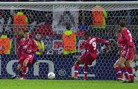 Sonny Anderson (9) szerezte a parádés lyoni összecsapás elsô és utolsó találatát