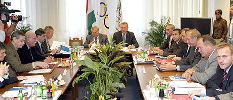 2005. október 21.: az elnökség tagjai ezen az ülésen vonták meg 15:0-s szavazással a bizalmat Aján Tamás fôtitkártól