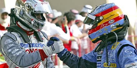 Trulli (balra) és Alonso idén már másodszor gratulálhatott egymásnak a verseny után