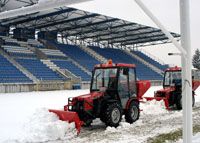 A rekonstrukciós program keretében a zalaegerszegi stadionban hóekékkel felszerelt traktorokkal tisztították a pályát, ám a jeges gyepet a gépek sem olvaszthatták meg (Fotó: Unger Tamás)