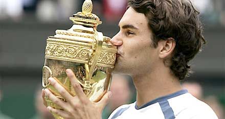 Federer 2003 és 2004 után harmadszor csókolhatta meg a győztesnek járó trófeát (fotók: Reuters)