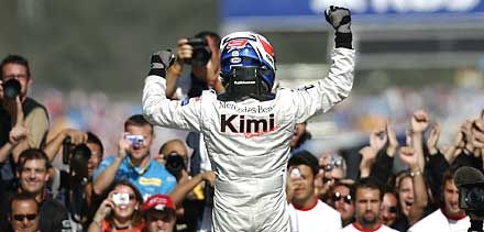 Räikkönen az idén már ötödször ünnepelhetett futamgyőzelmet (Alonso már hatszor győzött ebben az esztendőben)