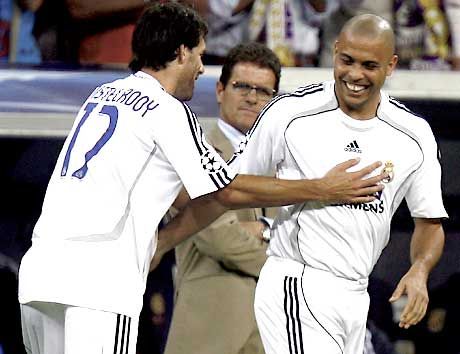 Ronaldo fôszerepben, a háttérbôl Fabio Capello figyeli sztárját