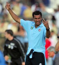 Ruud Gullit elôször irányít hazájában klubcsapatot, és a Feyenoorddal rögvest célba veszi a Rotterdamban 1999 óta csak vágyott bajnoki címet