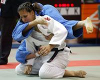 Szabó Brigitta (fehérben) helyezetlenül zárt az Eb-n, ráadásul az athéni olimpiáról is lecsúszott (Fotó: www.judo.hu)