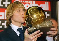 Pavel Nedved (képünkön) eddig csak a pályán lépett Zinedine Zidane örökébe, most már a díjak tekintetében is párja a franciának