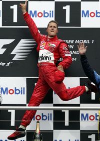 Schumi Hockenheimben kimaradt az izgalmas jelenetekbôl, ezt azonban biztosan nem bánja