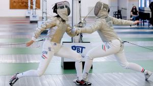 Szűcs Luca (balra) és Battai Sugár Katinka a junior kardvívók között remekelhet Újvidéken Forrás: hunfencing.hu