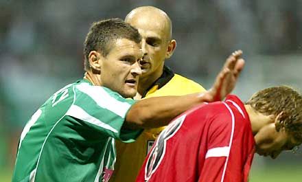 Gyakori meccskép: a Fradi egyik legkeményebb védôje, Budovinszky Krisztián (balra) nem gyôzött bocsánatot kérni a Minszk játékosaitól (Fotó: Németh Ferenc)