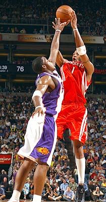 A houstoni Tracy McGrady (jobbra) már a nagyszünetben 17 pontnál tartott Phoenixben, és 38-as össztermése, 16/27-es mezônymutatója mellé végül kilenc lepattanót és hat gólpasszt is elkönyvelhetett